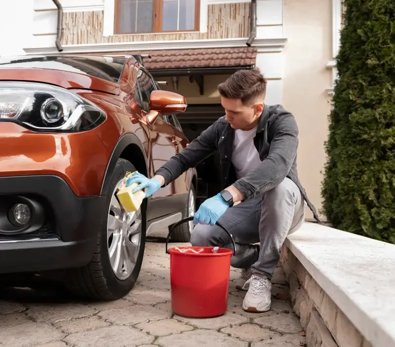Lavage auto à domicile Saint-Jean-de-Bournay : professionnel intervenant sur un véhicule